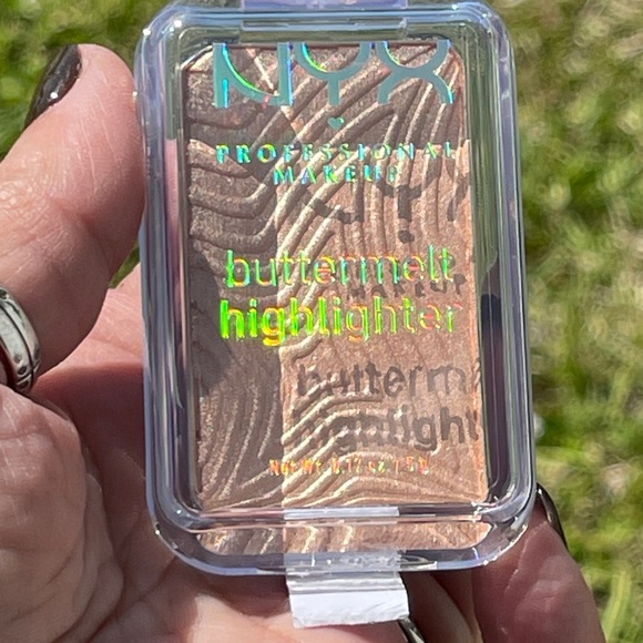 NYX Professional Makeup ButterMelt Highlighter In Glaze It Butta Gold - Picture 5 of 14